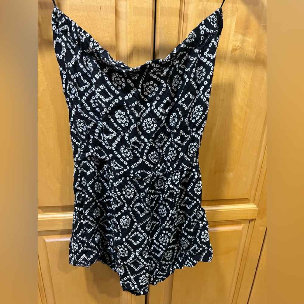 Black and white printed strapless Romper with tie 100 0/0 Rayon great condition